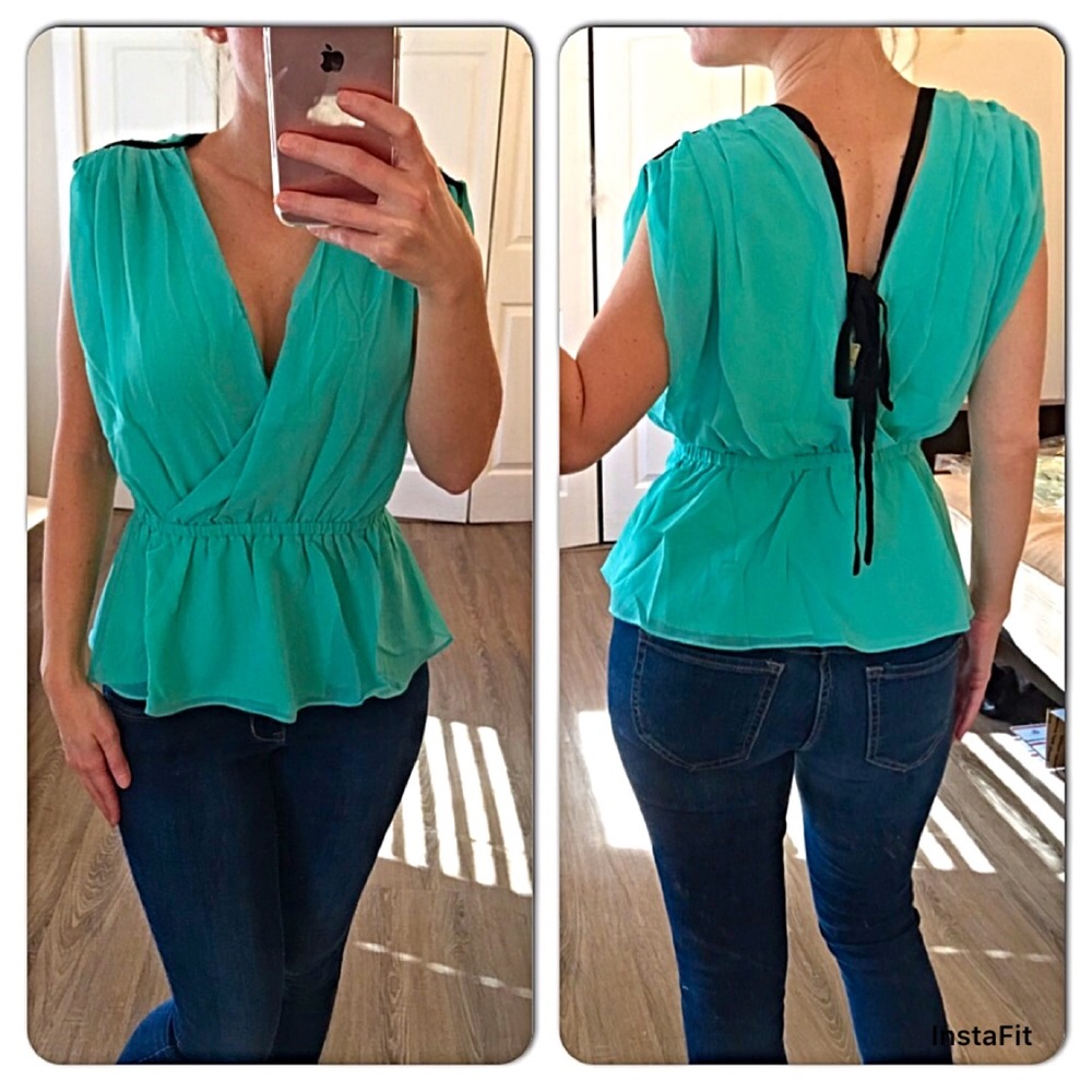 🌺 6 for $25 bundle- Mint green V-Neck blouse